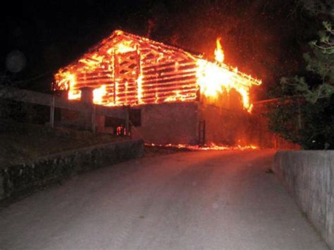 Der Schweizer Bauer Stall durch Feuer vollständig zerstört