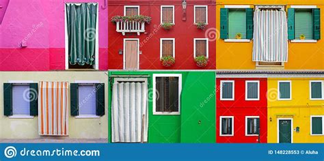 Edificios Coloridos En La Calle Soleada De La Isla De Burano Italia