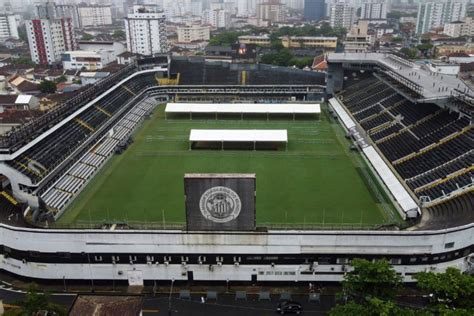 Corpo de Pelé chega em Santos para ser velado na Vila Belmiro