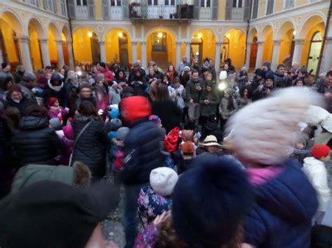 LA PASSEGGIATA NATALIZIA DEI BAMBINI A PALLANZA Verbania Milleventi