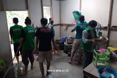 Banjir Surut Relawan Laznas Wiz Bantu Bersihkan Material Lumpur