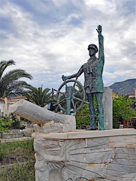 Capitano Di Mare Bronze Statue Galaxidi Grecia Fotografia Editoriale