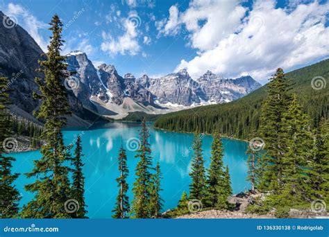 Lago Moraine En El Parque Nacional De Banff Montañas Rocosas