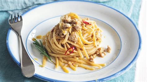 Linguine Con Uova Fresche Di Pesce E Profumo Di Limone Sale Pepe