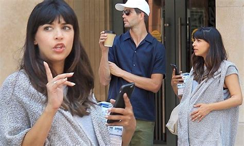 New Girl Star Hannah Simone Shows Off Baby Bump Daily Mail Online