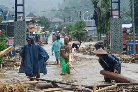 Banjir Bandang Di Malang Terjang Desa Pujiharjo Lumpur Kayu Dan Batu