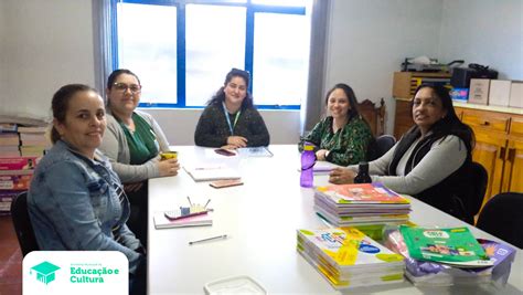 EQUIPE PEDAGÓGICA RECEBE A PROFESSORA E COORDENADORA SANDRA OLIVEIRA