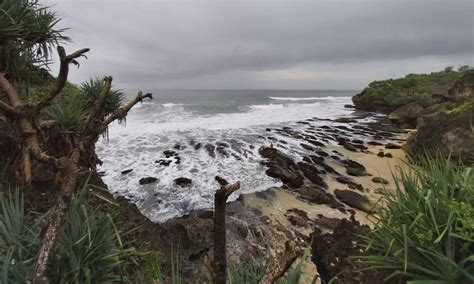 Pantai Kukup Pesona Pantai Eksotis Ala Tanah Lot Di Gunung Kidul De