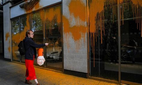 Activistas Ecologistas Pintan De Naranja Edificios Emblem Ticos De