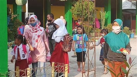 BERITA FOTO Begini Suasana Hari Pertama Masuk Sekolah Di Kawasan Rajeg