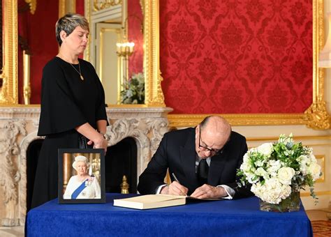 La Primera Dama Verónica Alcocer Y El Canciller De Colombia Álvaro Leyva Rinden Homenaje A La