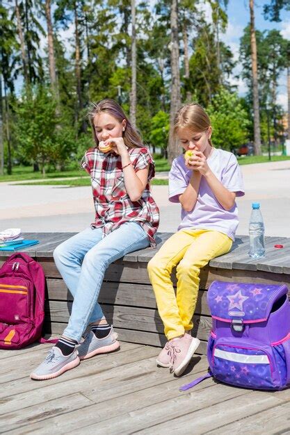 Niños De La Escuela Almorzando Juntos Fuera Del Edificio Chicas En El