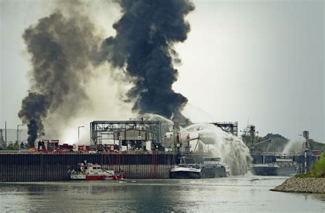 Brand Bei Basf In Ludwigshafen Zwei Menschen Sterben Bei Explosion