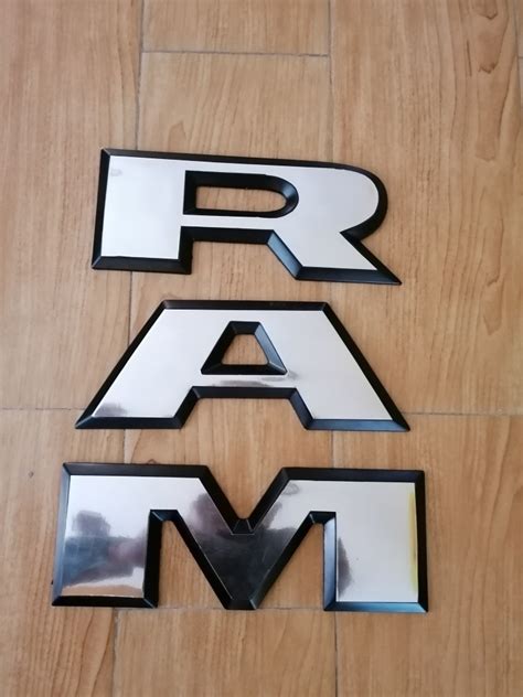 Emblema Letra Ram Rebel Tapa Trasera Cromada Filo Negro Mercado