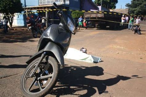 Moto bate em roda e caminhão passa por cima de mulher 7ª morte no mês