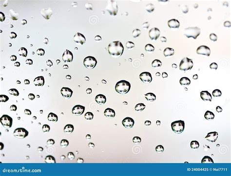 Gotas De Lluvia En La Ventana De Cristal Foto De Archivo Libre De