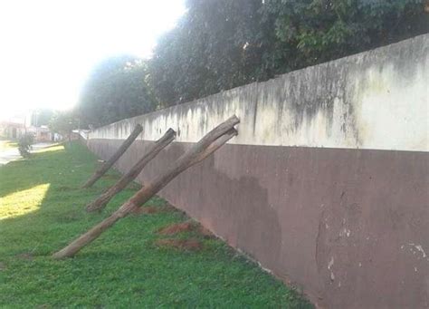 Muro De Escola Municipal Amea A Cair E Sustentado Por Estacas De