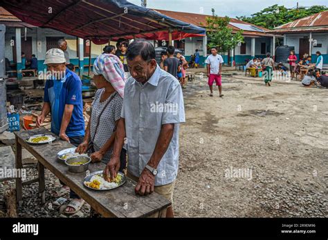 De Junio De Churachandpur India Personas Desplazadas Llevan