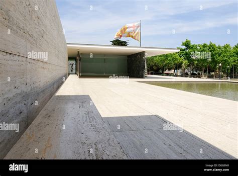 Pavillon De Barcelone Reconstruit Le Pavillon Allemand Pour L