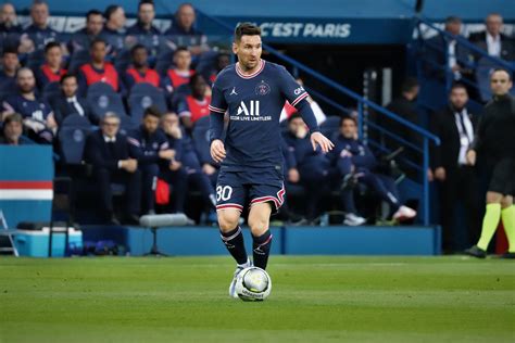 Revue De Presse Pros Giresse Messi N Est Pas Bien Dans Ses Bottes