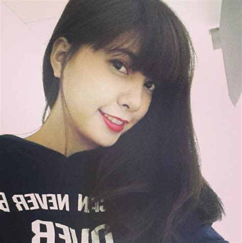Bức ảnh đầu tiên trên Instagram của các hot girl Việt sao