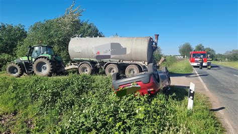 Kollision Mit Trecker Unfall Bei Apensen Pkw Landet Auf Dem Dach