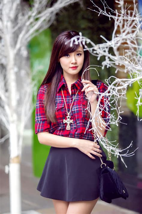 Hot girl Midu gợi cảm trên phố Giáng sinh mừng Noel