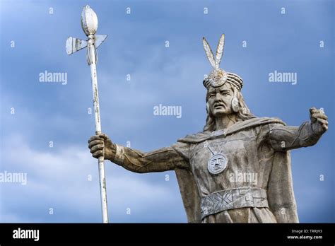 Una Estatua Del Inca Pachacutec Y La Iglesia Cat Lica En La Plaza De