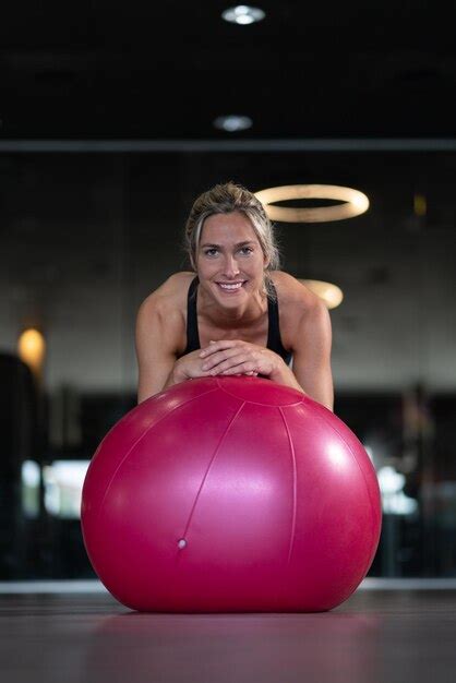 Blonde Jeune Femme Faisant De L Exercice Dans Une Salle De Sport Avec Un Gros Ballon Rose Images