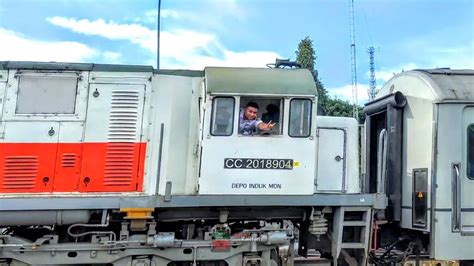 AKSI ASISTEN MASINIS MENYAPA RAILFANS BERBURU KERETA API DI BATANG