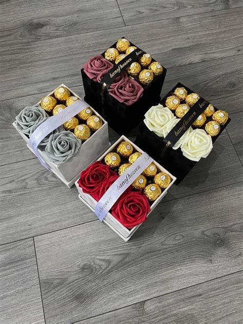 Petite boîte de roses de luxe en velours Ferrero et Lindor noir boîte à