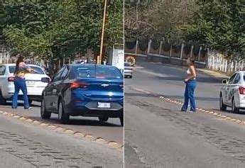 Mujer se desnuda en vía pública denuncia despojo de plaza en Tabasco