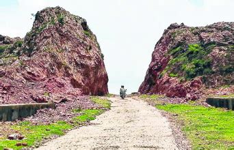 Dashrath Manjhi A Man Who Carved A Path Thru A Mountain One Scoop At