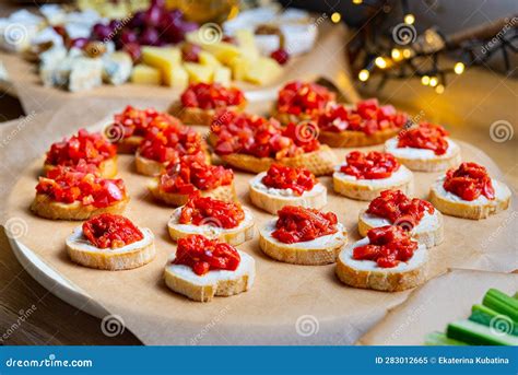 Comida Para Comidas Crostini Con Queso Crema Picado Pimientos Rojos O