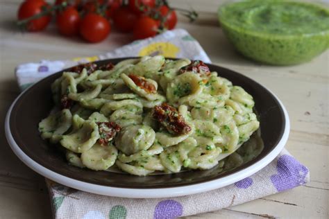 Orecchiette Al Pesto Di Rucola E Pomodori Secchi Pasta Primo Piatto