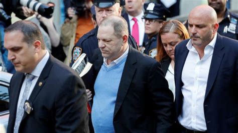 Video Harvey Weinstein Turns Himself In To Nypd Following Allegations