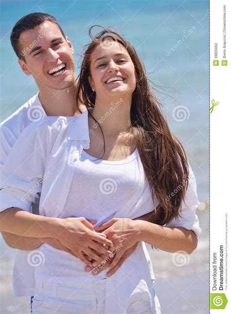 Les Jeunes Couples Heureux Ont L Amusement Sur La Plage Photo Stock