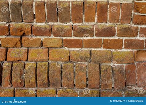 Fondo De Una Pared Vieja Con Los Ladrillos Rojos Imagen De Archivo