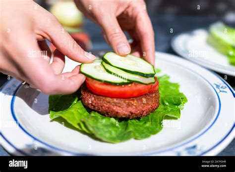 La Salchicha De Carne Vegetariana Patty En Placa Con Hojas De Lechuga