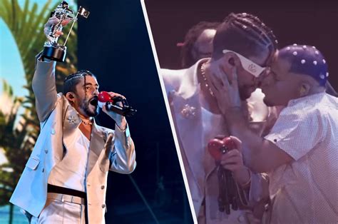 Bad Bunny Kissed A Male Dancer During His Vmas Performance And That