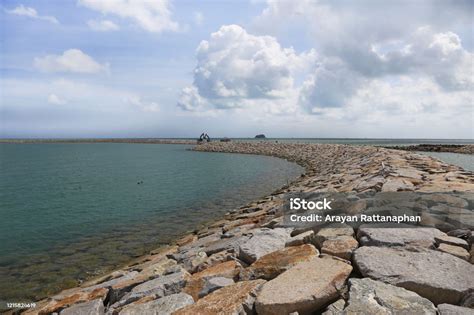 Sedang Dibangunnya Gundukan Karet Lepas Pantai Untuk Perlindungan