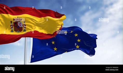 Las Banderas De Espa A Y La Uni N Europea Ondeando En El Viento En Un