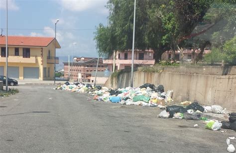 Reggio cumuli di rifiuti ad Arghillà FOTO