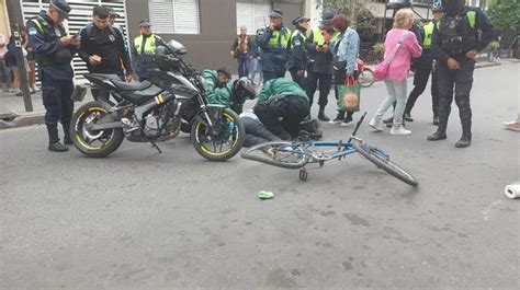 Un motociclista atropelló a una mujer en pleno microcentro de Tucumán