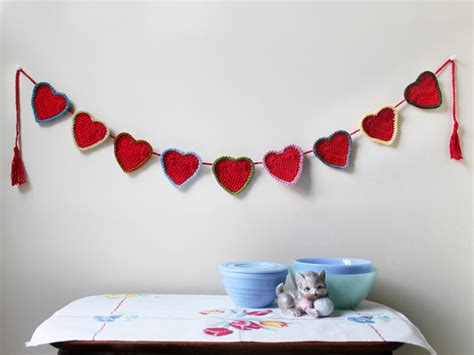 how-to-crochet-a-heart-garland-decoration-for-valentines-day | Loulou