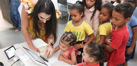 Servidores Do Tse Doam Agasalhos E Apresentam Urna A Crian As Carentes