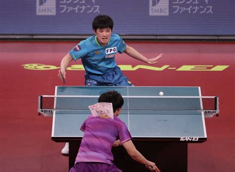 ＜卓球全日本選手権最終日＞男子シングルス決勝、戸上隼輔（手前）と戦う張本智和（撮影・小海途 良幹） ― スポニチ Sponichi Annex