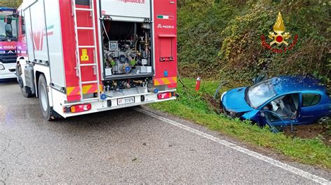 Esce Di Strada E Finisce Nel Fossato Ferito Il Conducente Radio Pi