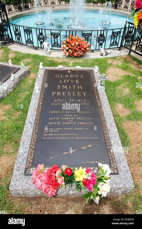 Gladys Presley Grave Gladys Love Presley Grave Bares The Star Of