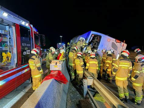 AFKDO Mondsee Reisebus stürzt in Baustelle auf A1 um